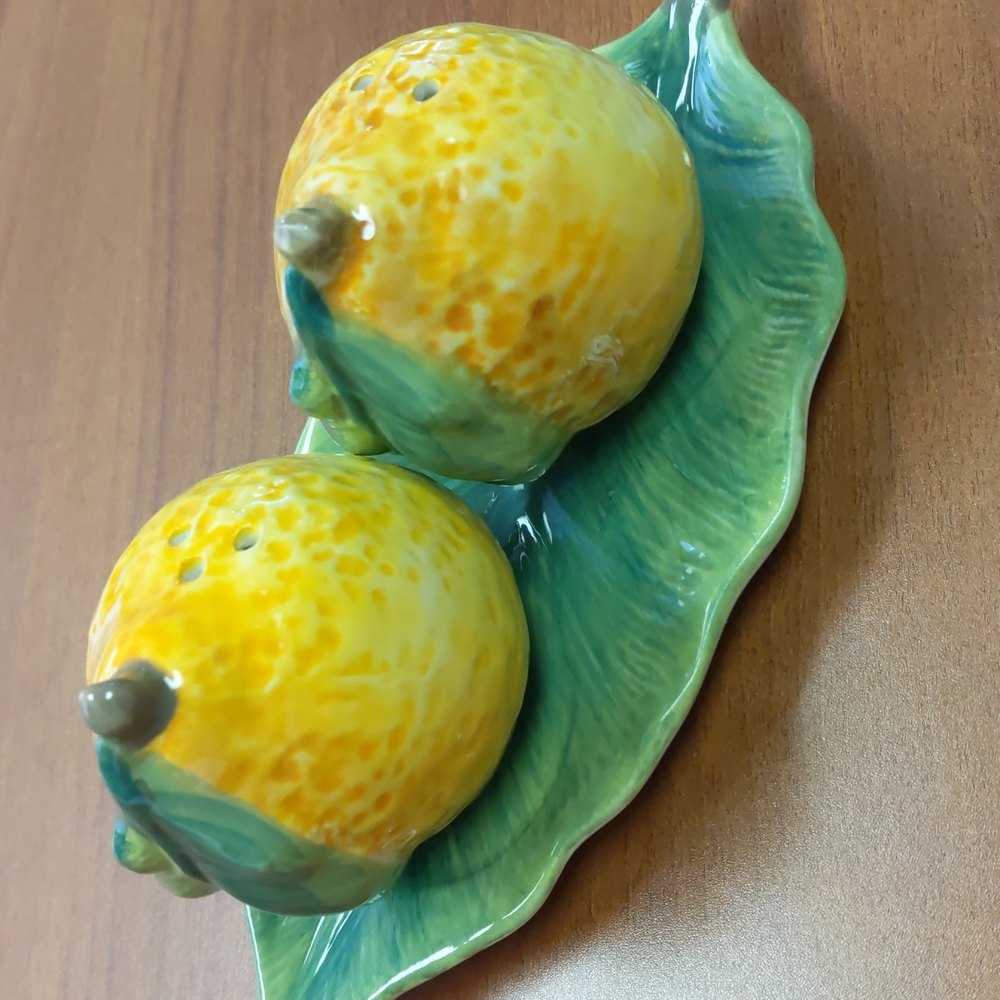 Maxcera Lemon Salt & Pepper Shaker Set with Leaf Plate